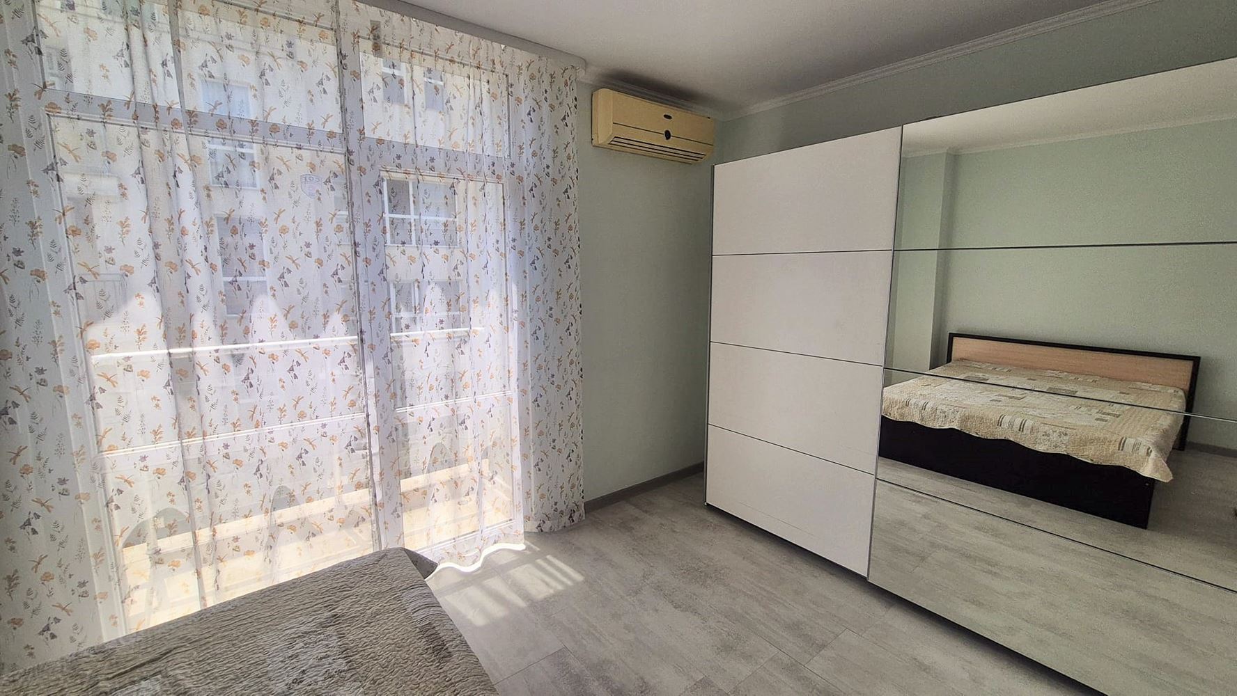 Stylový apartmán s jednou ložnicí a novým zařízením v oblasti Cocoa Beach – připravený k nastěhování