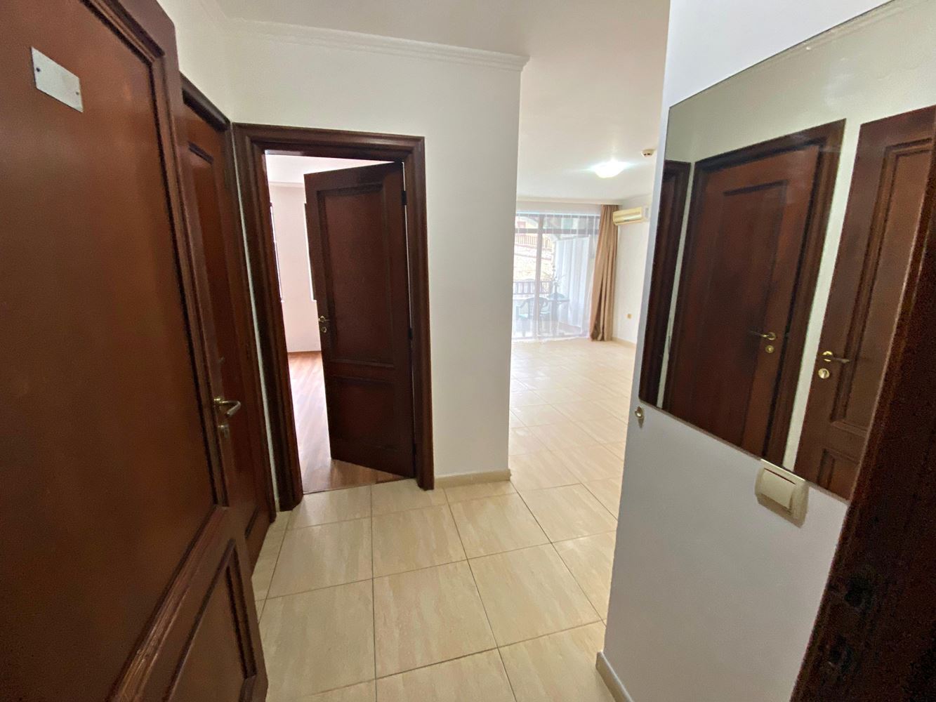 Luxus a klid v první linii u moře ve Sveti Vlas – prostorný apartmán s jednou ložnicí a výhledem na bazén