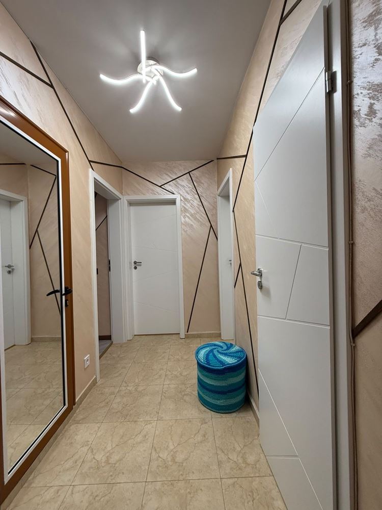 Velký byt se dvěma ložnicemi naproti Sanatoriu v Pomorie – tři terasy, šatna a dvě koupelny