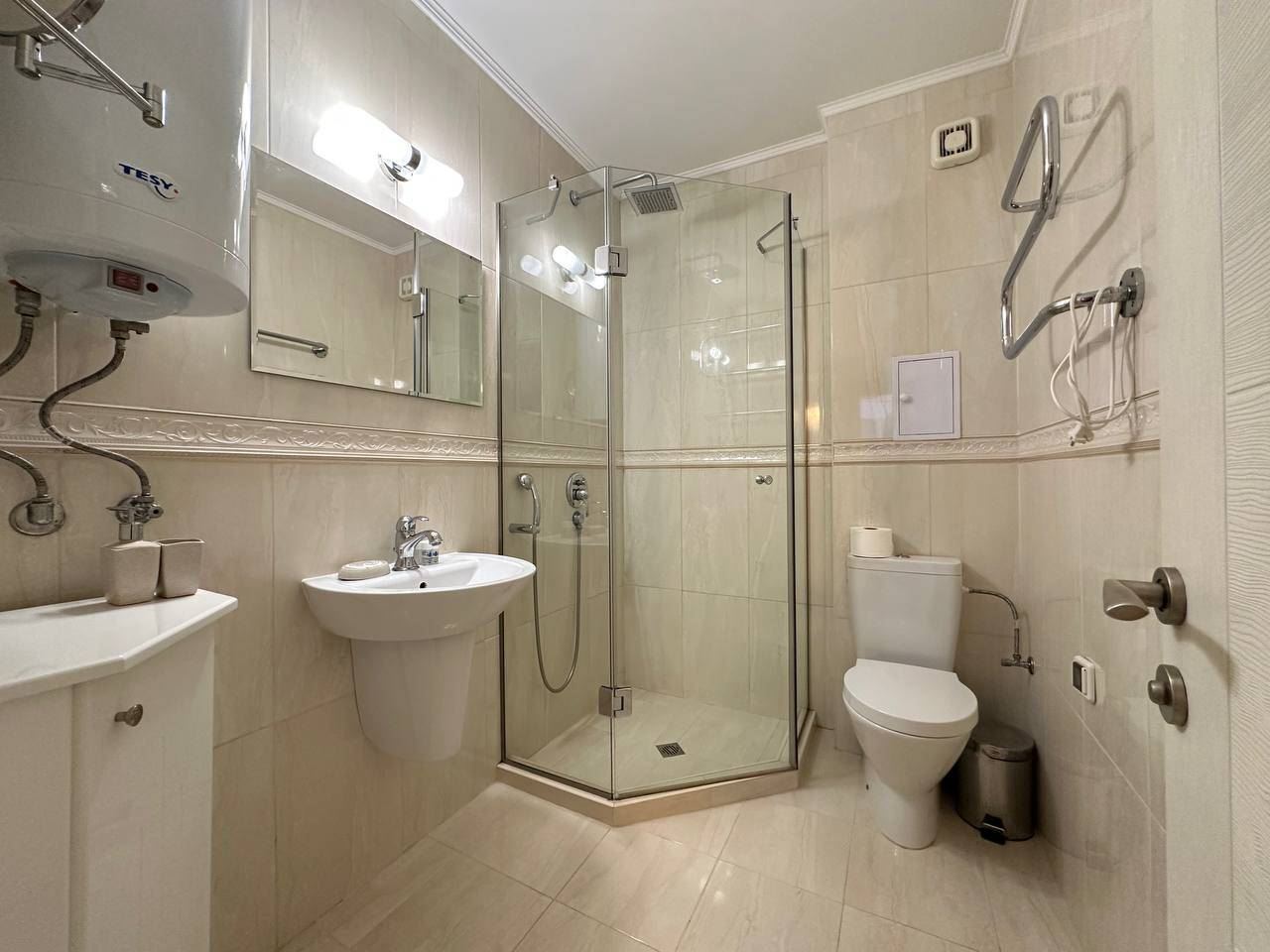 Luxusní apartmán v Nesebaru – vytříbený styl, resortní komfort a vybavení pro celoroční bydlení