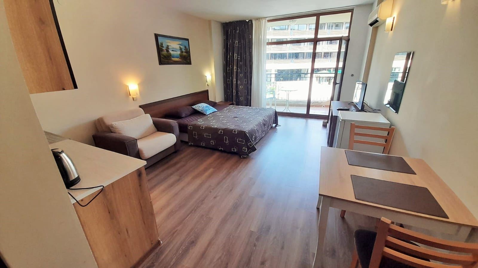 Slunečné pobřeží – plně zařízené prostorné studio v luxusním komplexu 50 m od pláže