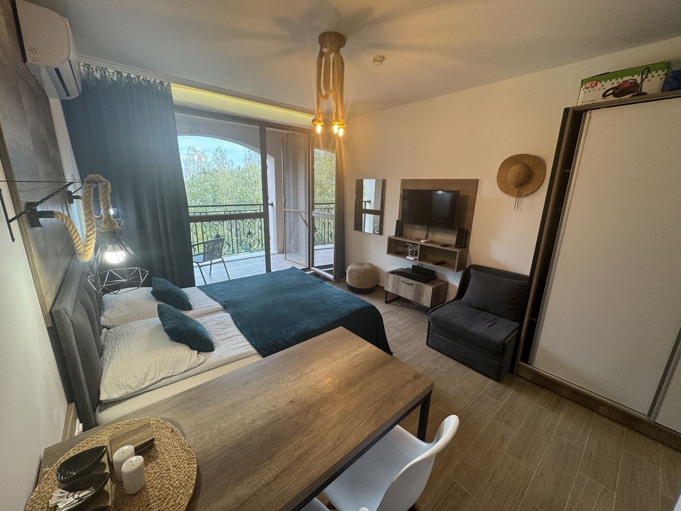 Elegantní studio v luxusním komplexu v srdci Slunečného pobřeží – pohodlí, styl a prestiž