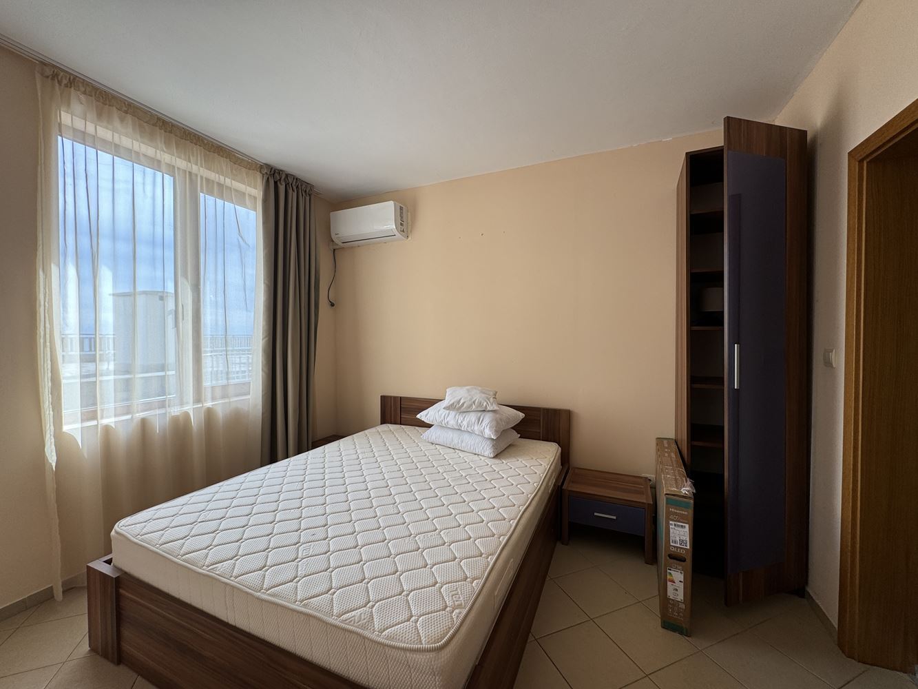 Prostorný apartmán se dvěma ložnicemi v první linii u moře ve Sveti Vlasu – výhled na moře a bazény