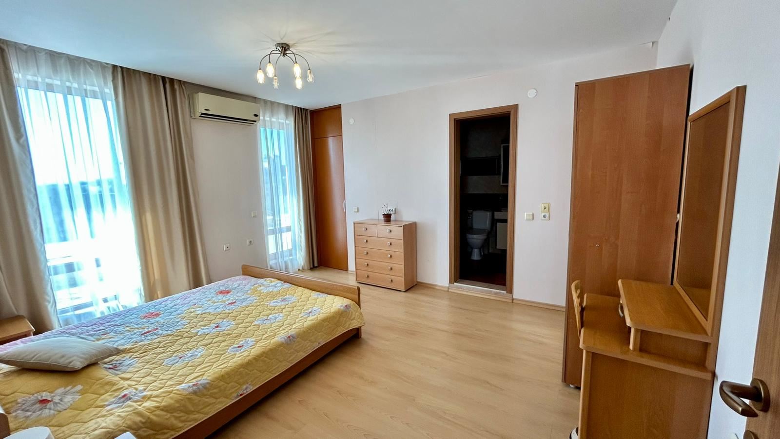Sveti Vlas – apartmán se třemi ložnicemi s přímým panoramatickým výhledem na moře v komplexu na první linii