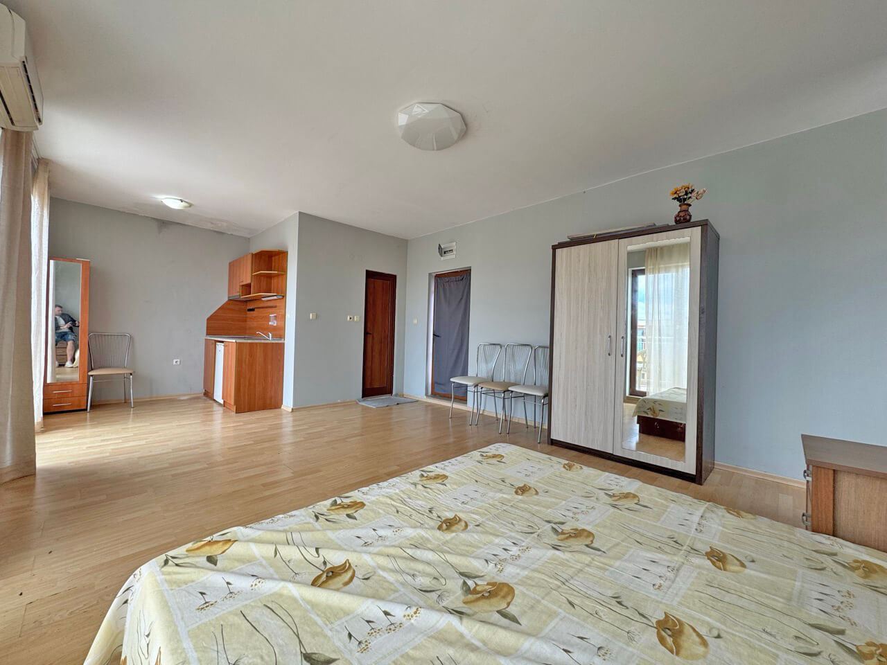 Panoramatický dvoupokojový apartmán s velkou terasou a otevřeným výhledem – Slunečné pobřeží