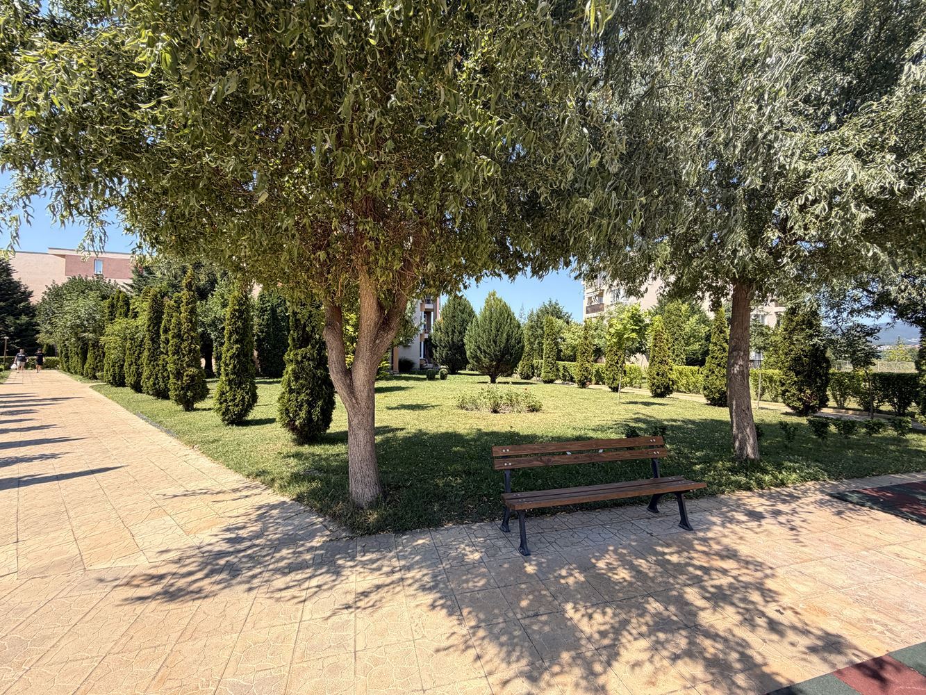 Prostorný apartmán se dvěma ložnicemi ve Slunečném pobřeží – panoramatický výhled a klidná lokalita