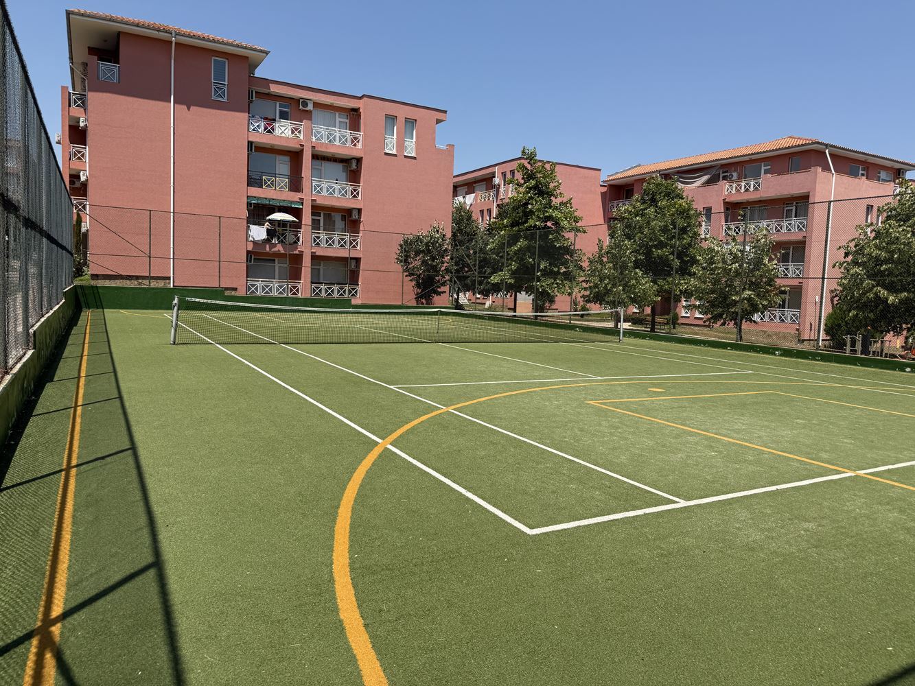 Zařízený byt s jednou ložnicí s výhledem na bazén ve Slunečném pobřeží