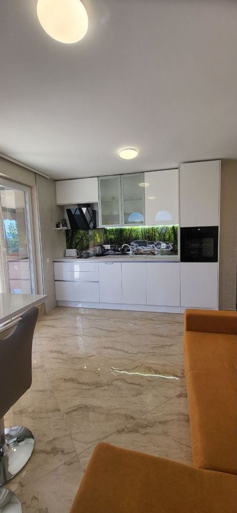 Apartmán se dvěma ložnicemi a velkou panoramatickou terasou ve stylovém komplexu v Sunny Beach