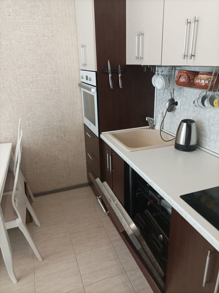 Apartmán s jednou ložnicí a vlastní zahradou na Slunečném pobřeží – Vaše zelená oáza u moře