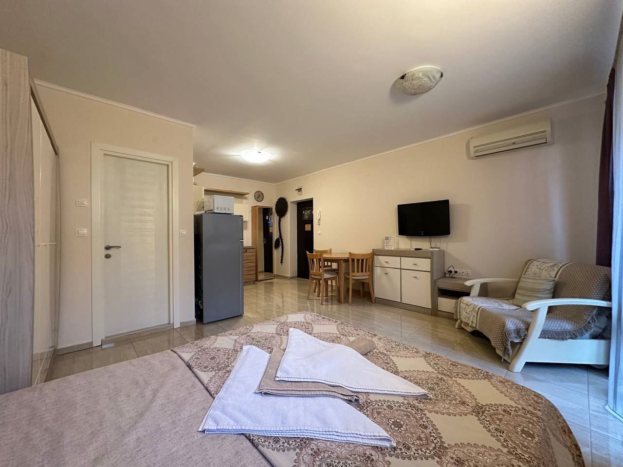 Luxusní apartmán v Nesebaru – vytříbený styl, resortní komfort a vybavení pro celoroční bydlení