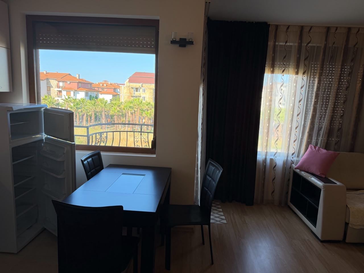 Útulný apartmán s jednou ložnicí v Ravdě v komplexu – připravený k bydlení