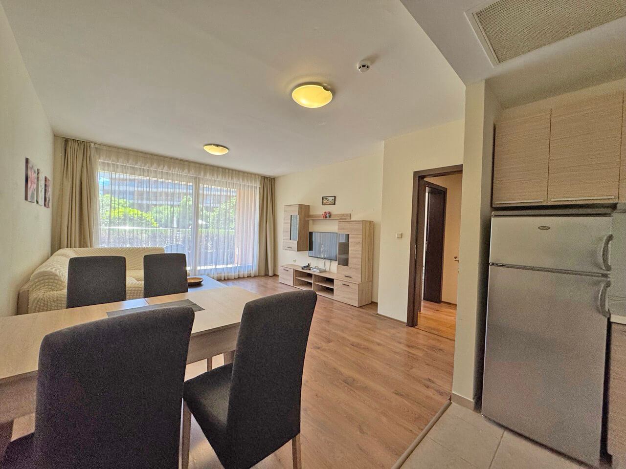 Prostorný apartmán s jednou ložnicí 200 m od moře ve Slunečném pobřeží – luxus, komfort a vynikající lokalita