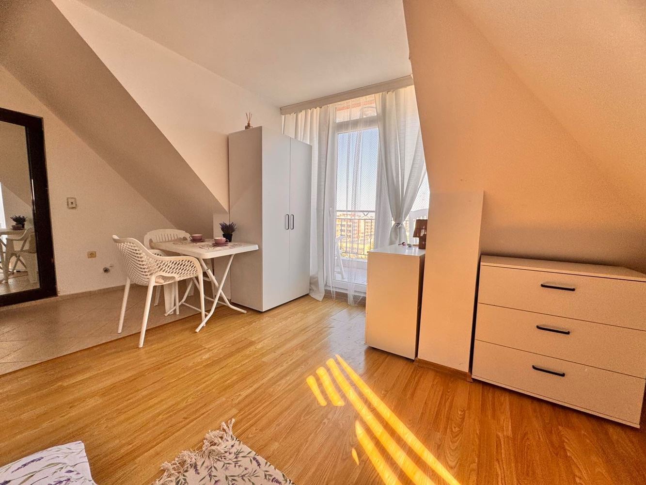 Stylové studio s panoramatickou terasou v Pomorie – nízký poplatek za údržbu, jižní orientace a vynikající lokalita blízko moře