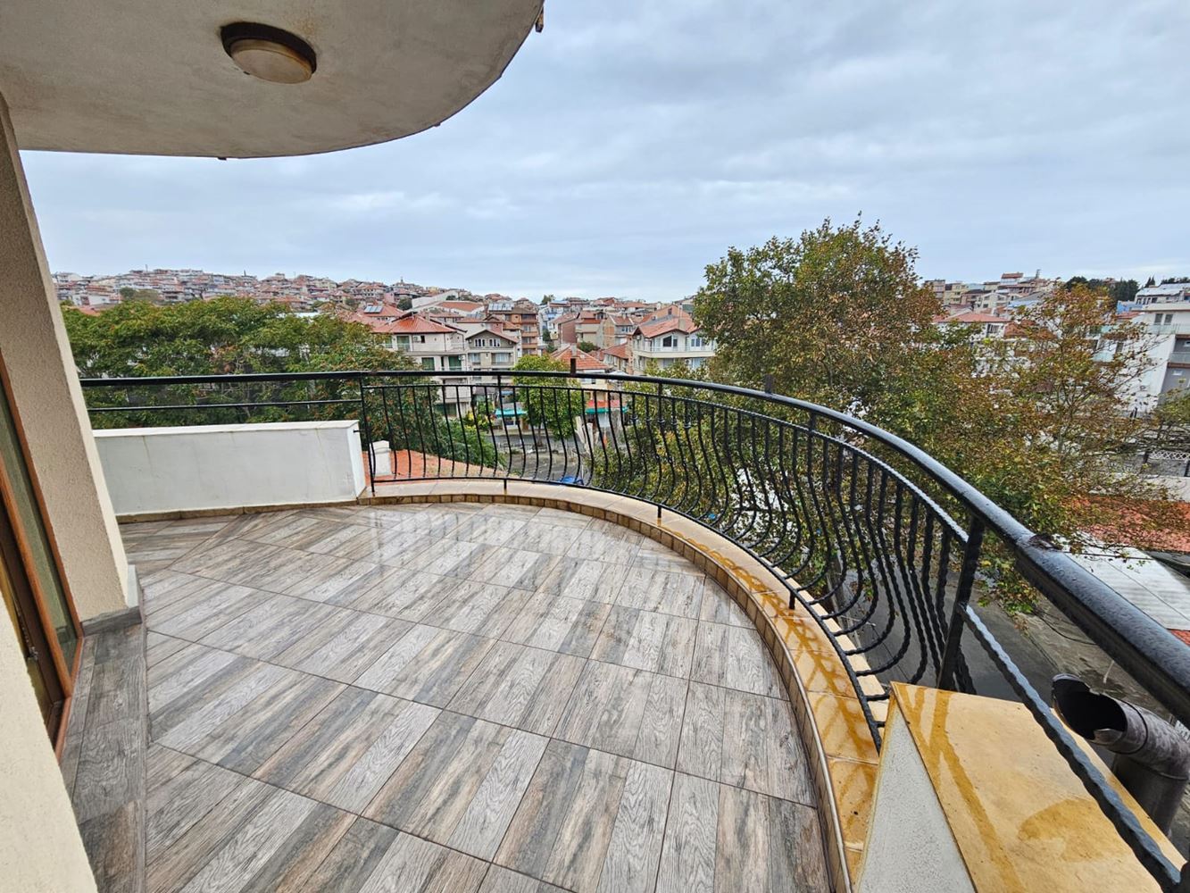 Prostorný apartmán se třemi ložnicemi na první linii moře v Sozopolu s unikátní panoramatickou terasou