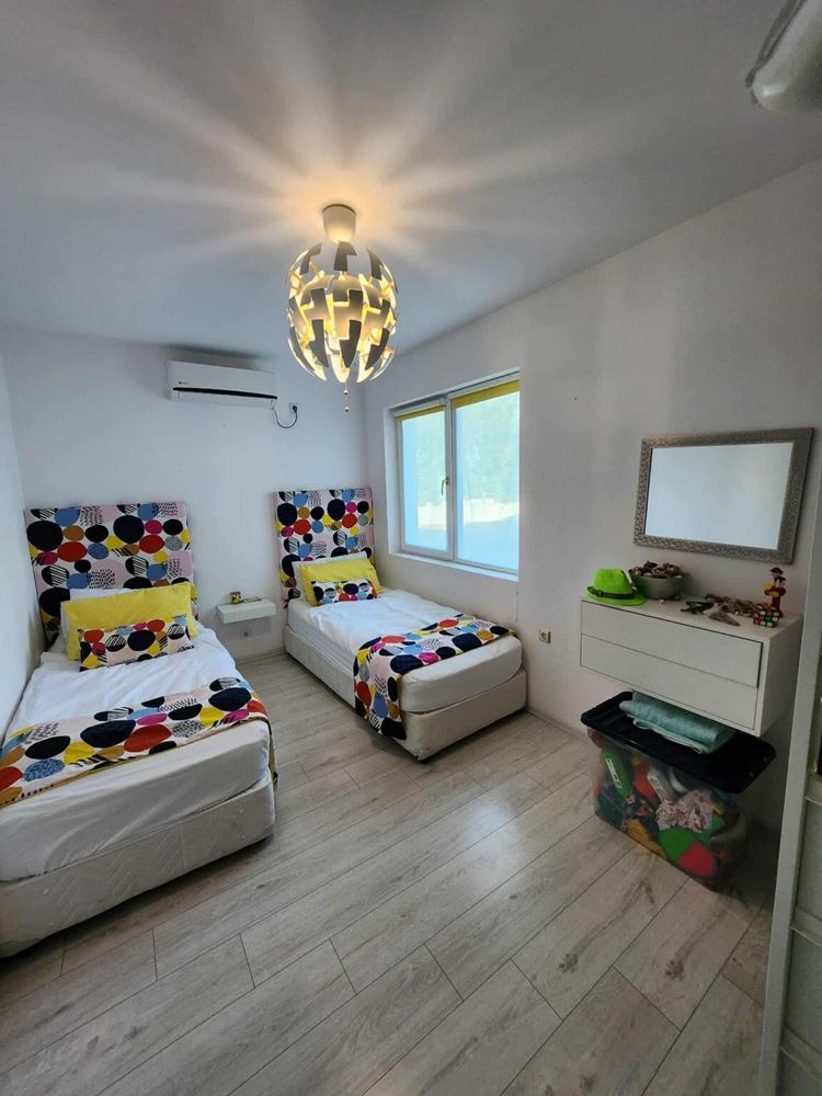 Apartmán se dvěma ložnicemi s výhledem na bazén ve Sveti Vlas – komfort, styl a skvělá lokalita