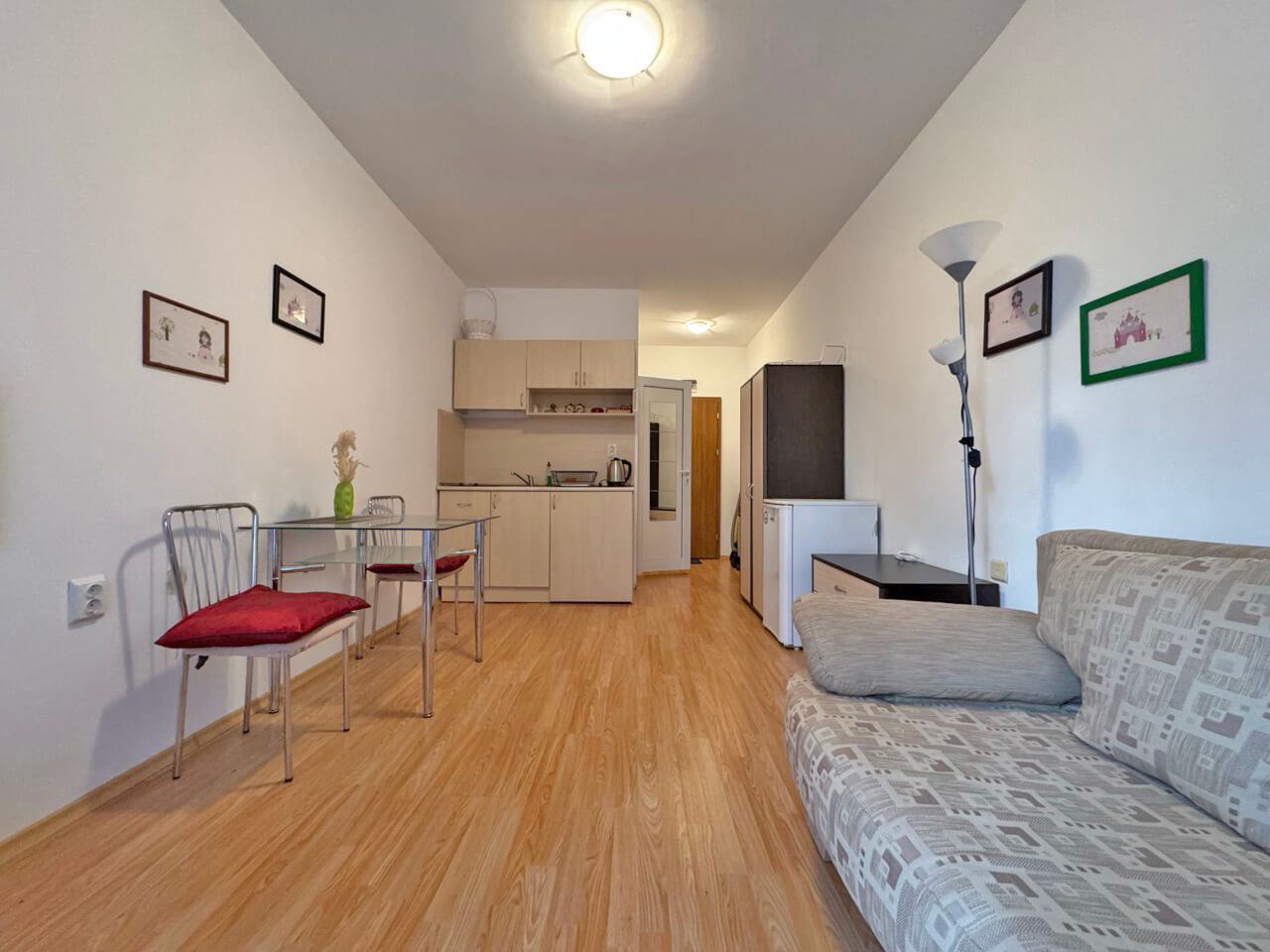 Slunečný břeh: komfortní přízemní studio s balkonem v komplexu s bazénem a ostrahou