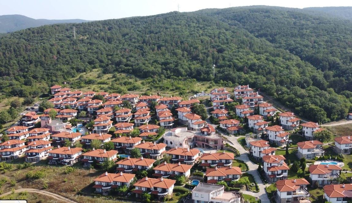 Prostorný apartmán se dvěma ložnicemi v moderním komplexu s bazény a výbornou infrastrukturou – připravený k nastěhování nebo investici