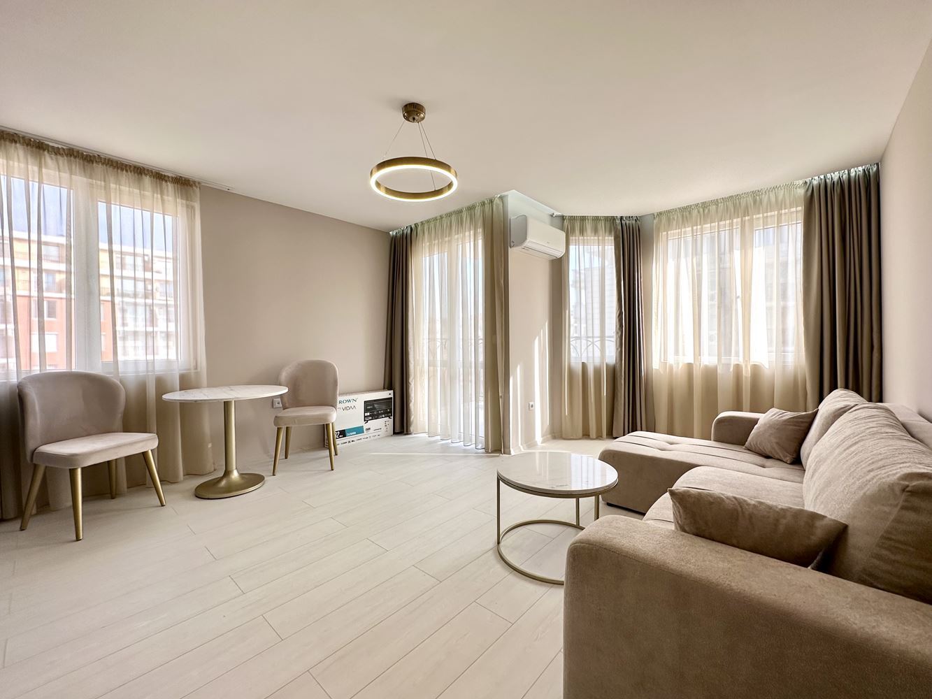 Útulný byt s jednou ložnicí s výhledem na bazén a zeleň ve Slunečném pobřeží – připraven k užívání