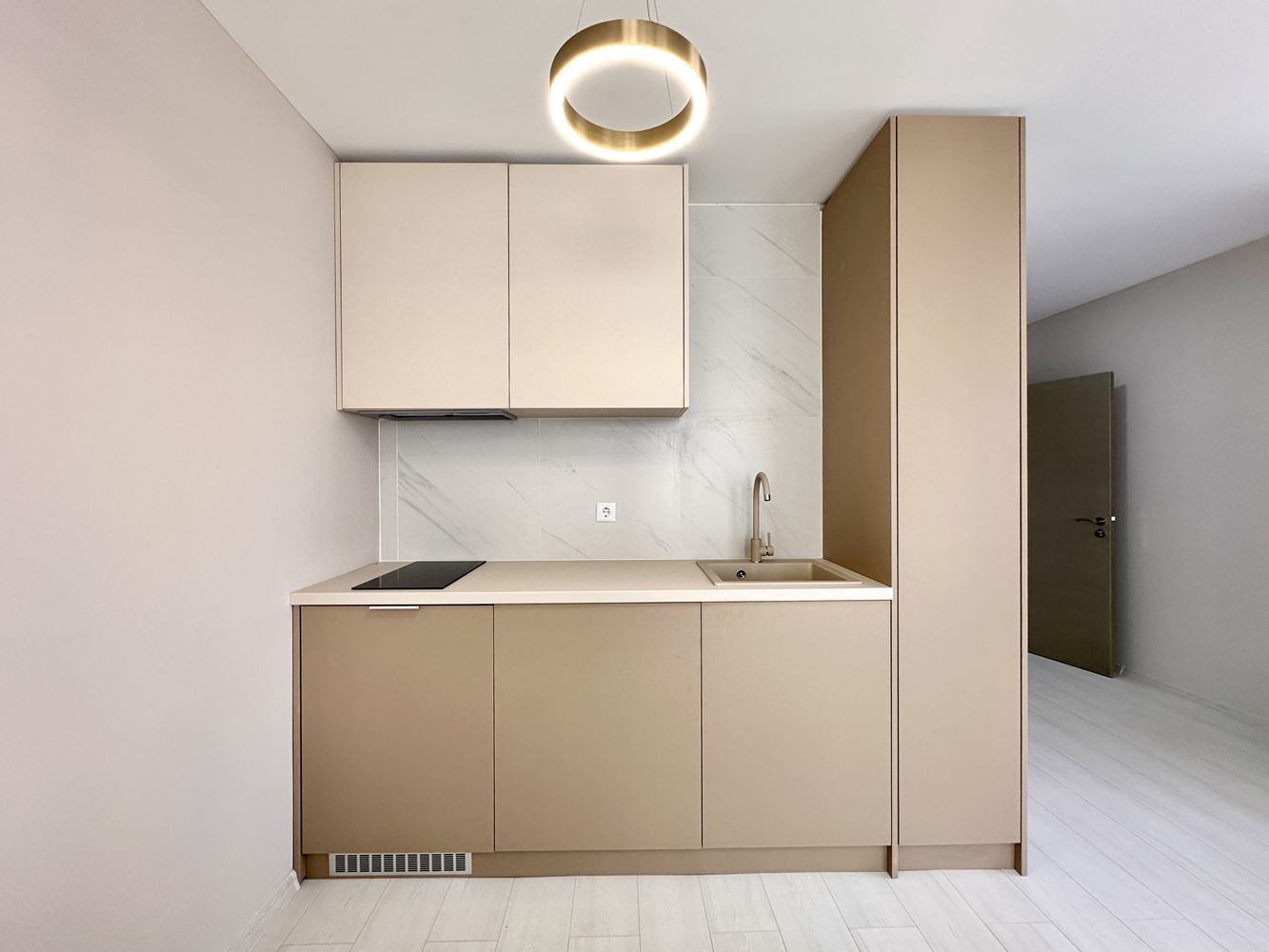 Útulný byt s jednou ložnicí s výhledem na bazén a zeleň ve Slunečném pobřeží – připraven k užívání