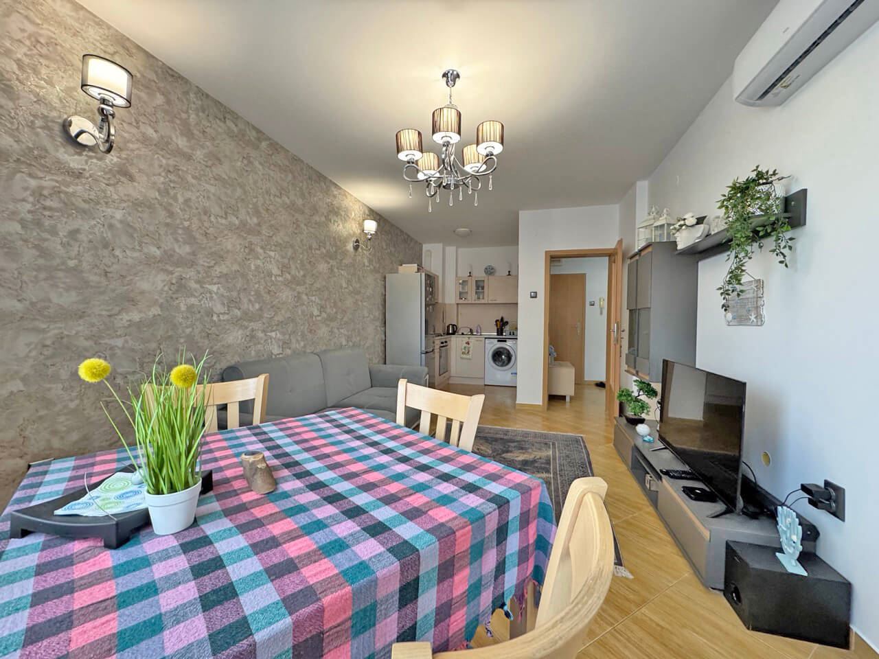 Stylový apartmán s jednou ložnicí s výhledem na bazén v letovisku Slunečné pobřeží