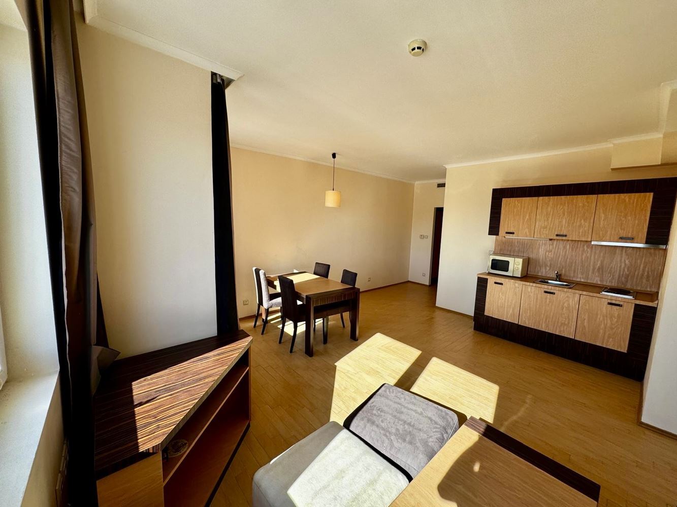 Prostorný apartmán s jednou ložnicí, velkou terasou a panoramatickým výhledem na moře