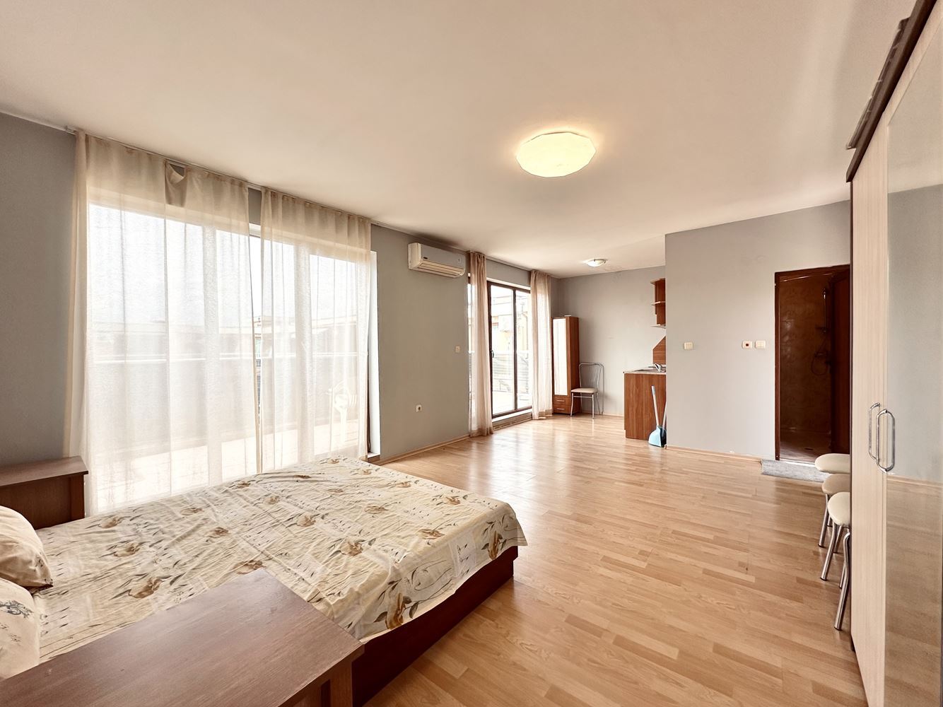  Prostorné studio s působivou panoramatickou terasou na Slunečním pobřeží