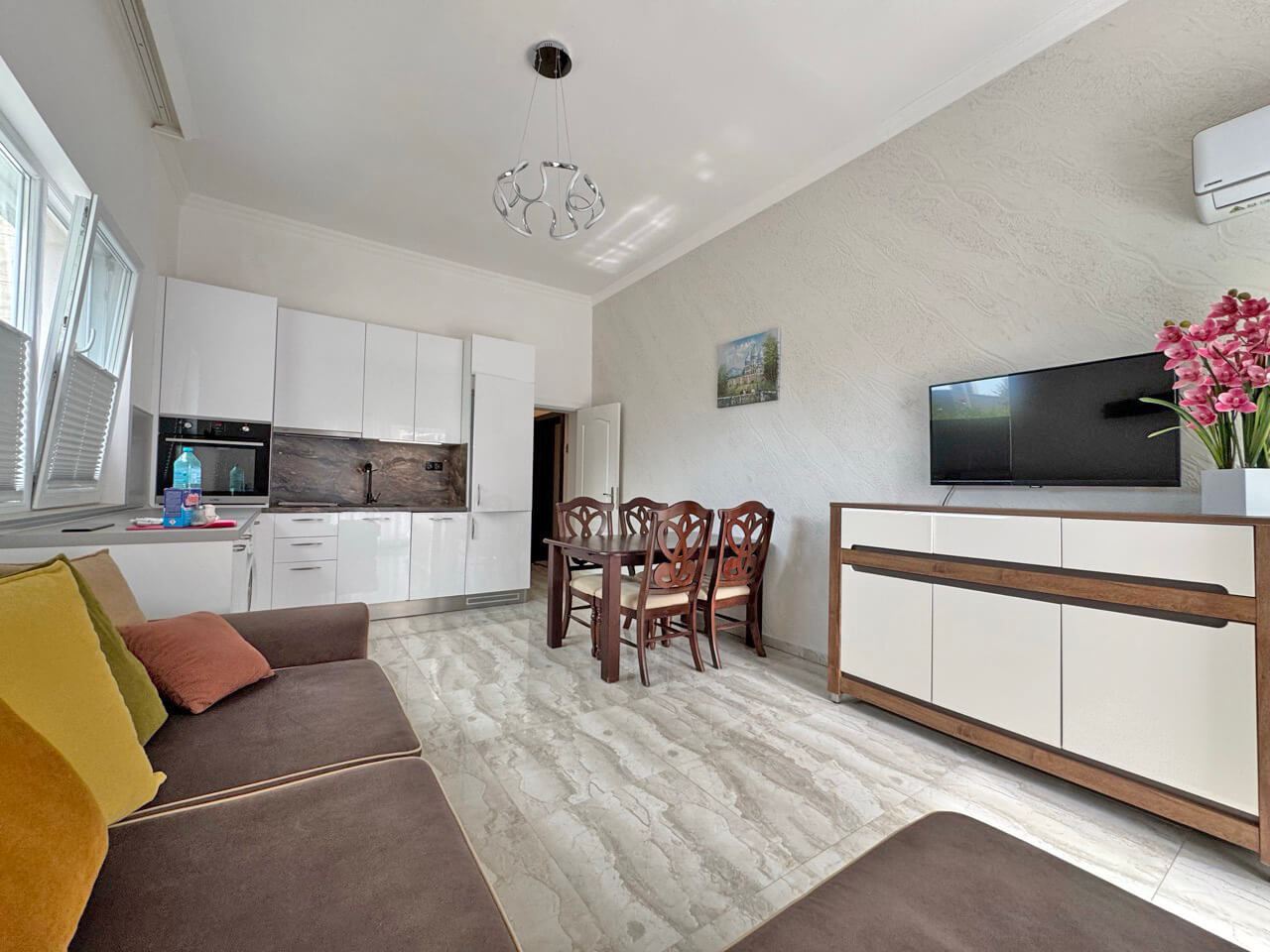Prostorný apartmán s jednou ložnicí, velkou terasou a výhledem na bazén na Slunečném pobřeží
