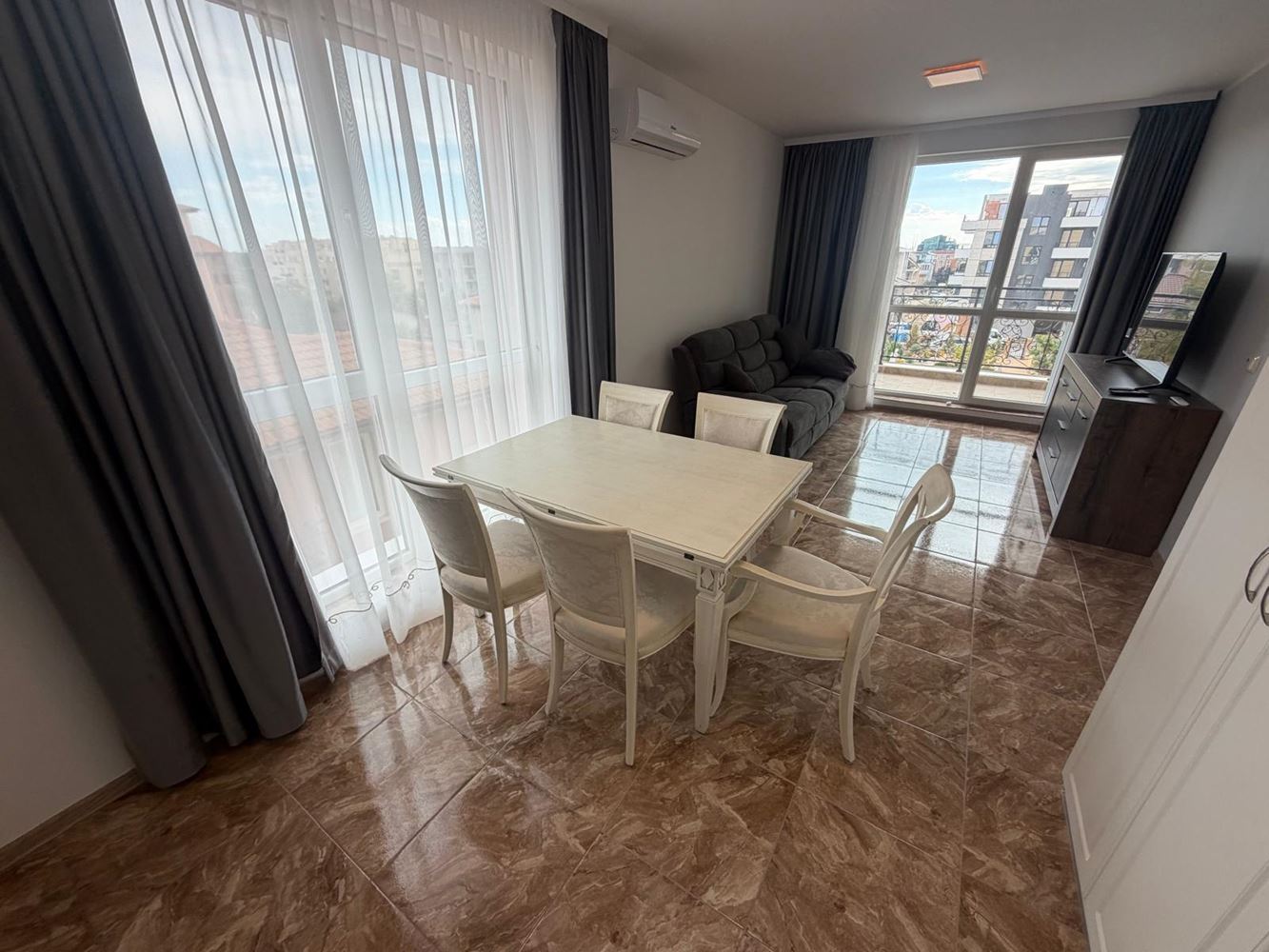 Apartmán se 2 ložnicemi v moderním komplexu s krásným zeleným prostředím v Ravdě