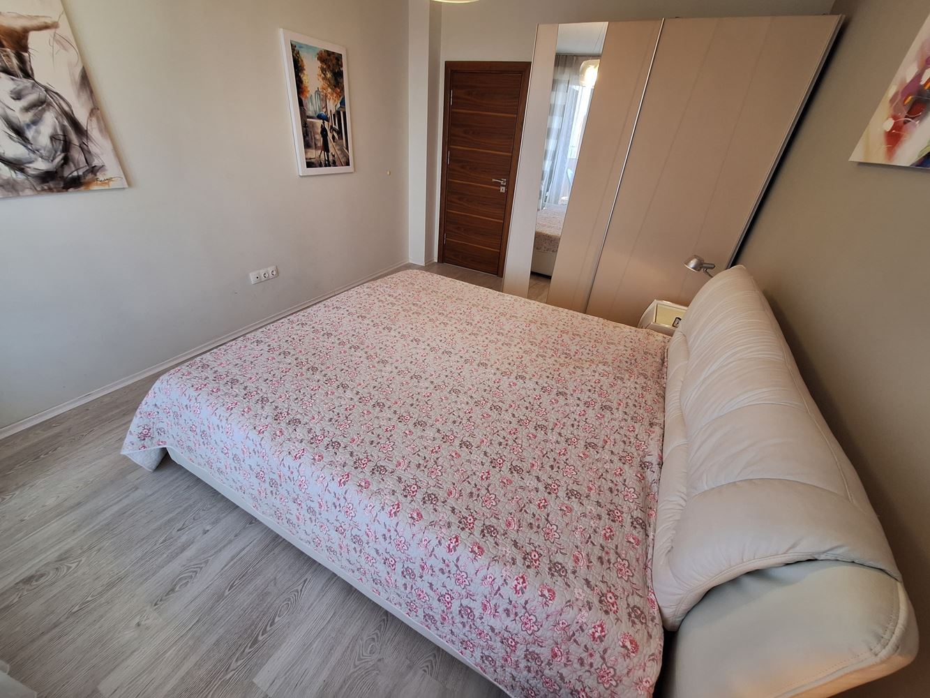 Prostorný apartmán se dvěma ložnicemi a parkovacím místem 200 metrů od moře ve Sveti Vlas