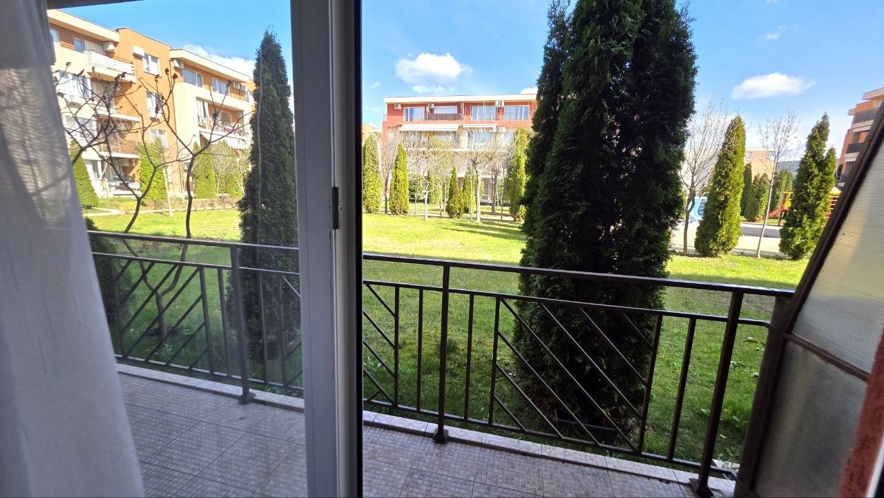 Praktické a útulné studio na Slunečném pobřeží – komfort a klid s výhledem na bazén