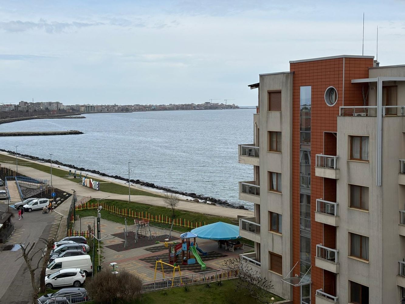 Panoramatický dvoupokojový apartmán na první linii moře v Pomorie s přímým výhledem na moře