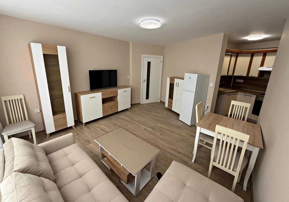 Apartmán v první linii u moře v Elenite – kompletní rekonstrukce, elektřina pro běžné bydlení a přímý přístup na pláž