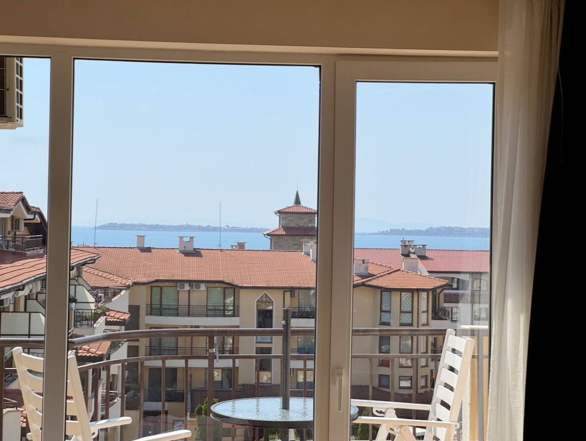Apartmán se dvěma ložnicemi ve Sveti Vlas – panoramatické výhledy a pohodlí v uzavřeném komplexu