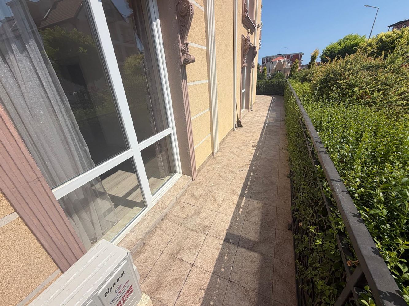 Útulný apartmán s jednou ložnicí a obrovskou terasou v Ravdě – váš osobní prostor u moře