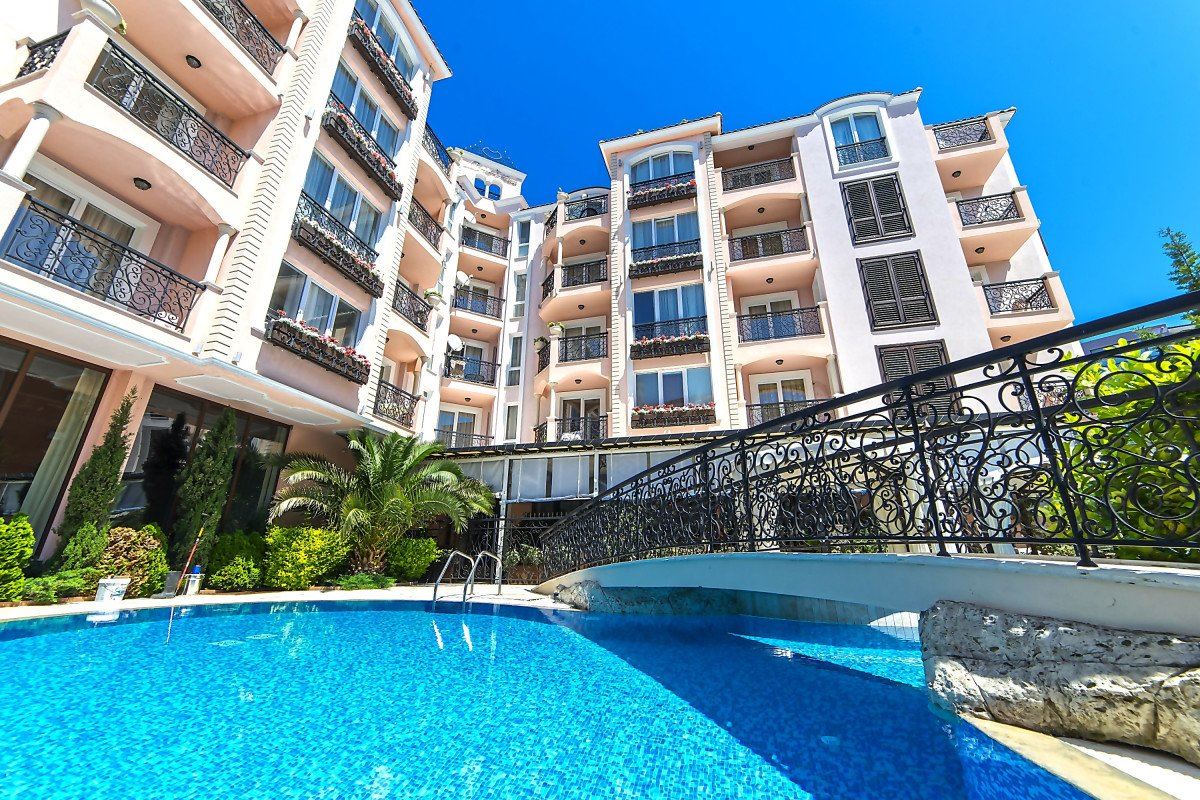 Elegantní apartmán s jednou ložnicí s výhledem na bazén v luxusním komplexu na Slunečném pobřeží