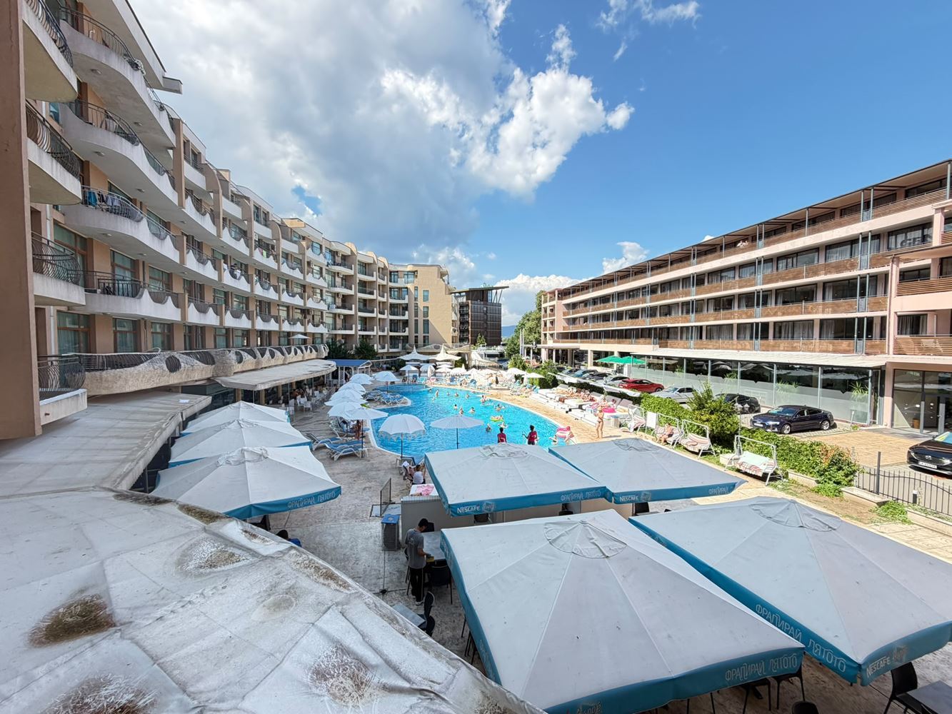 Prostorný apartmán s jednou ložnicí a velkou terasou v jižní části Slunečného pobřeží – vynikající investice u moře
