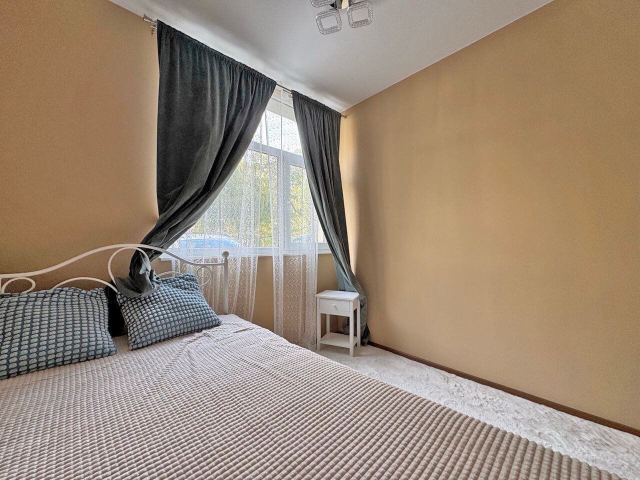 Prostorný apartmán se dvěma ložnicemi s výhledem na bazén na Slunečném pobřeží