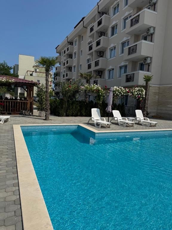 Prostorný apartmán s jednou ložnicí, velkou terasou a výhledem na bazén na Slunečném pobřeží