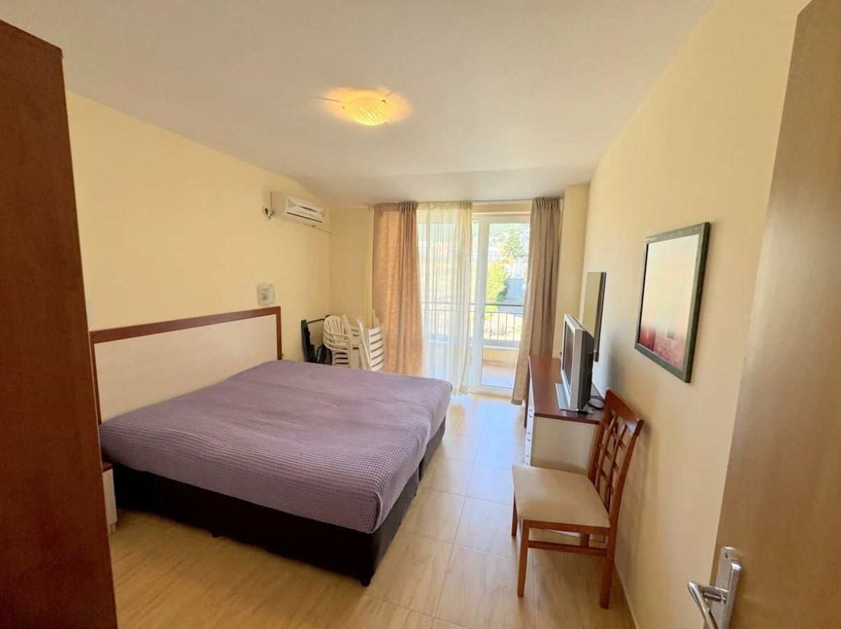 Apartmán se dvěma ložnicemi ve Sveti Vlas – panoramatické výhledy a pohodlí v uzavřeném komplexu