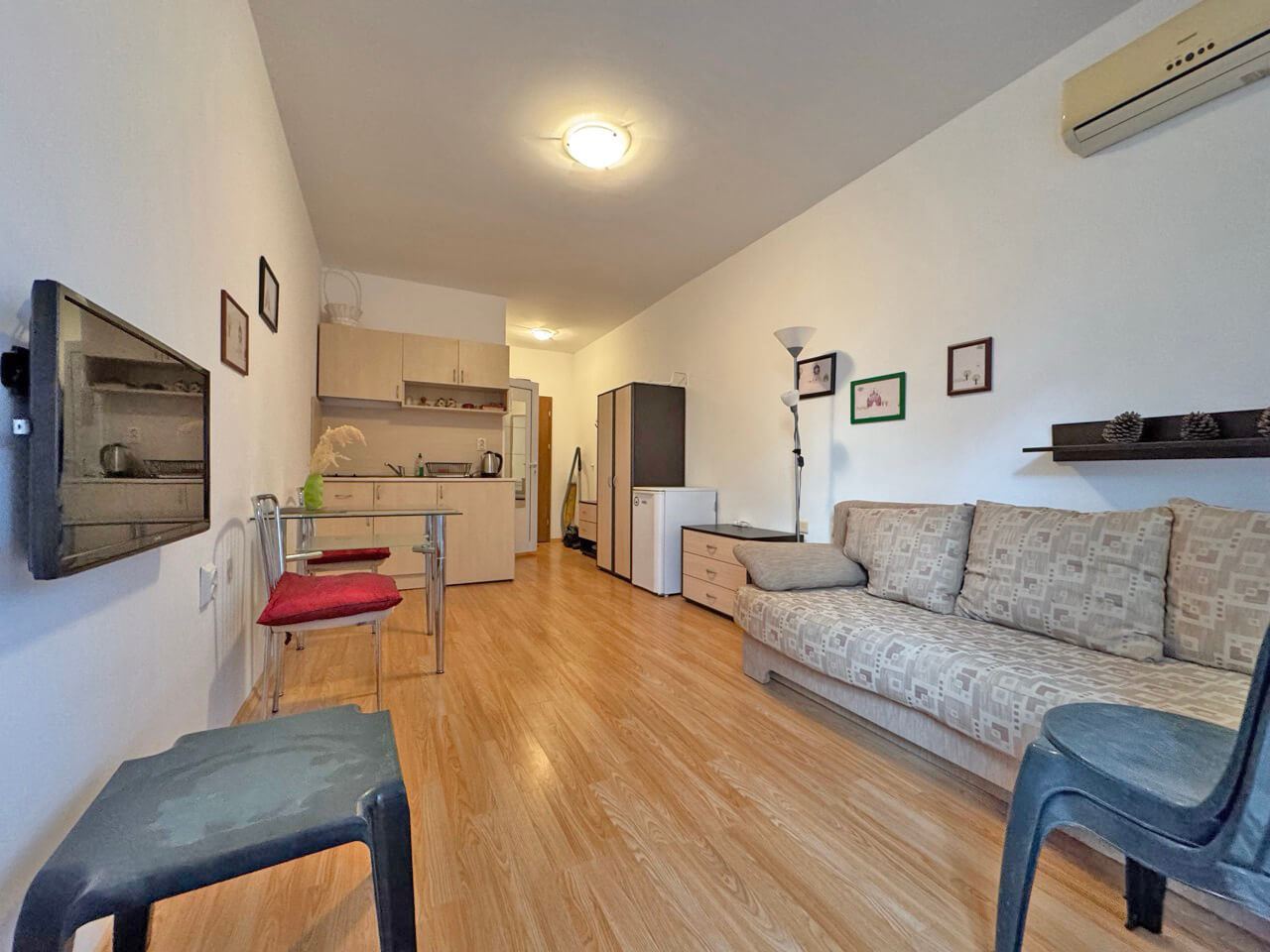 Slunečný břeh: komfortní přízemní studio s balkonem v komplexu s bazénem a ostrahou