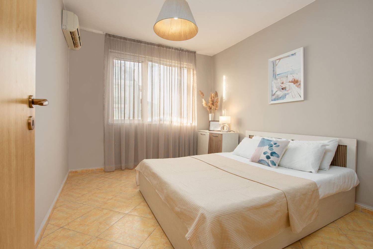 Stylově zrekonstruovaný byt se dvěma ložnicemi v udržovaném komplexu v Slunečném pobřeží – komfort, klid a výborná lokalita