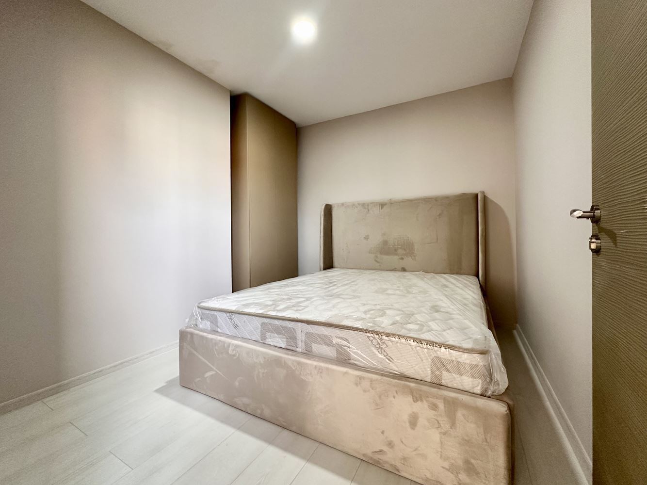 Útulný byt s jednou ložnicí s výhledem na bazén a zeleň ve Slunečném pobřeží – připraven k užívání