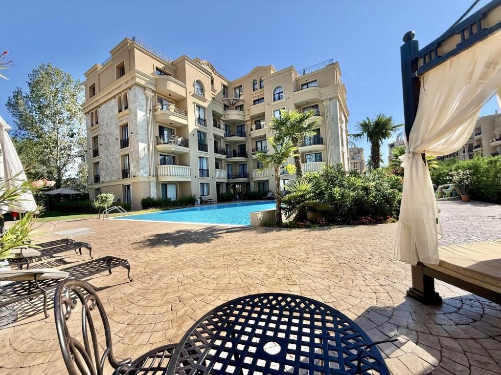 Apartmán se dvěma ložnicemi a velkou panoramatickou terasou ve stylovém komplexu v Sunny Beach