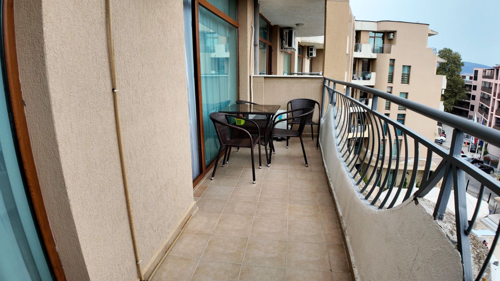 Krásný apartmán se dvěma ložnicemi na Slunečném pobřeží – kompletně zařízený v udržovaném komplexu