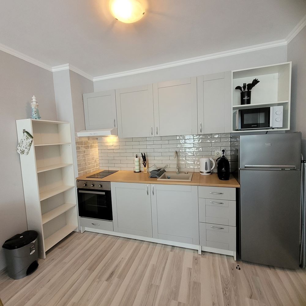 Útulný apartmán s jednou ložnicí s novým vybavením v uzavřeném komplexu u moře v letovisku Elenite