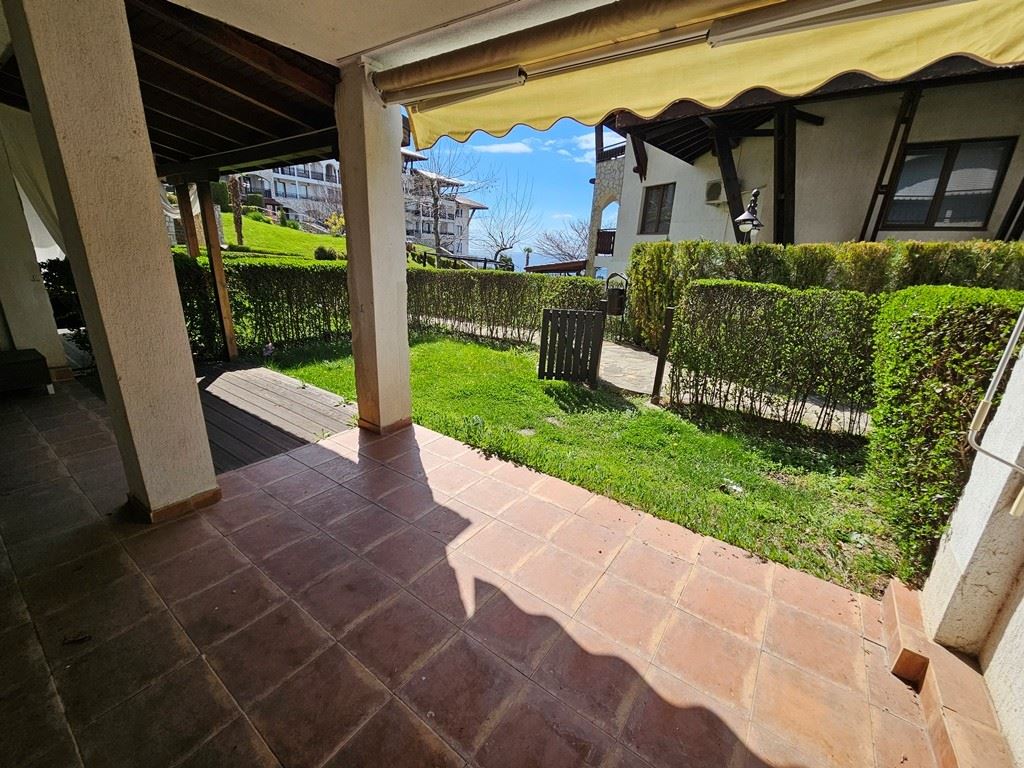 Luxus na první linii – stylový byt s verandou, soukromou zahradou a výhledem na moře ve Sveti Vlas