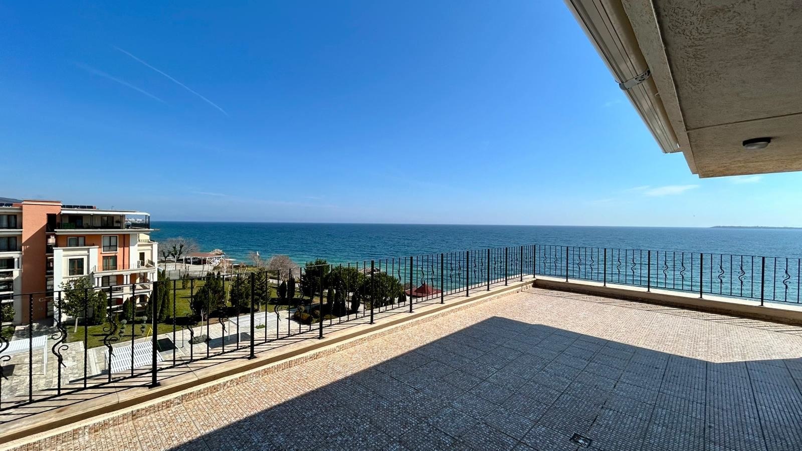 Sveti Vlas – apartmán se třemi ložnicemi s přímým panoramatickým výhledem na moře v komplexu na první linii
