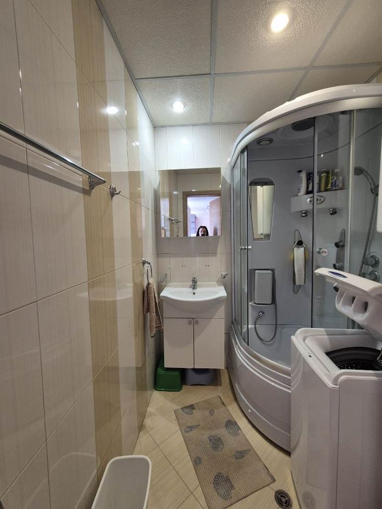 Luxusní byt s jednou ložnicí a panoramatickým výhledem na moře ve Svatém Vlasu – prostor, komfort a prestižní lokalita