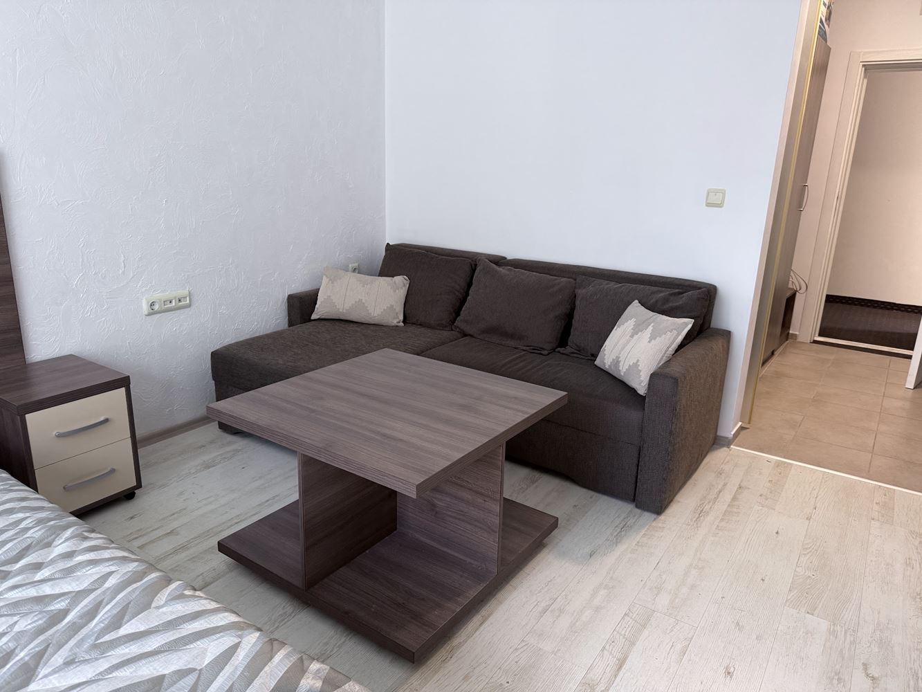 Stylové studio ve Slunečném pobřeží – prostornost, pohodlí a vynikající lokalita pro celoroční bydlení