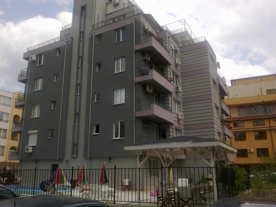 Zařízený dvoupokojový apartmán v centrální části Slunečného pobřeží – výborná lokalita a investiční potenciál
